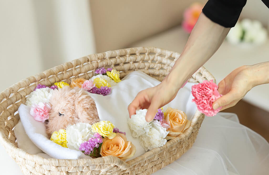小さな家族のそばにお花を添えるイメージ