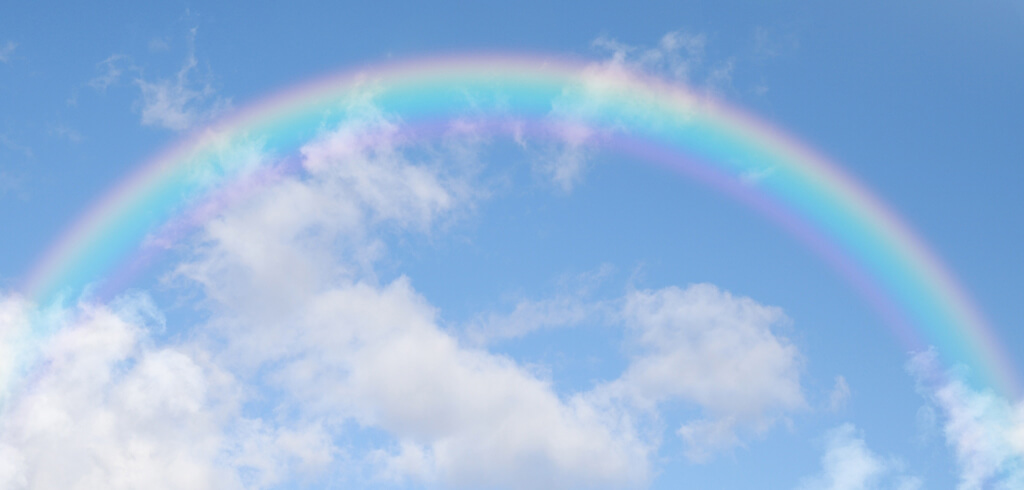 美しい虹がかかる空のイメージ